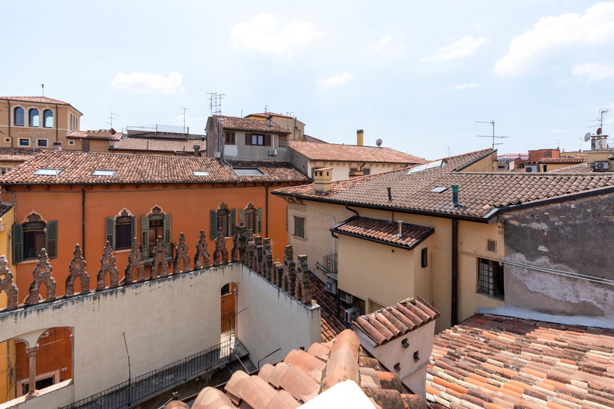 Palazzo Delle Guglie By Postcardsfrom Aparthotel Верона Екстериор снимка