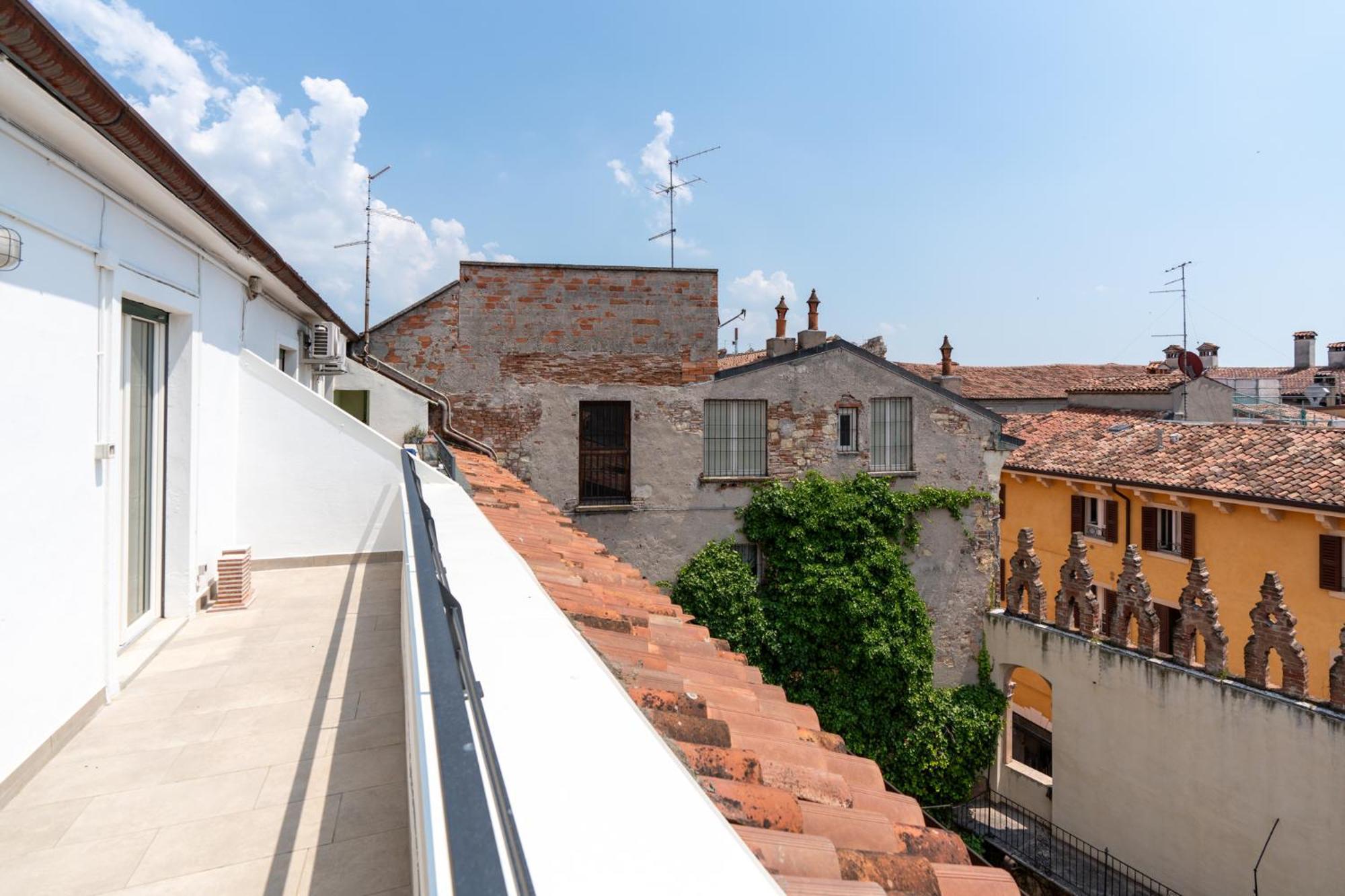 Palazzo Delle Guglie By Postcardsfrom Aparthotel Верона Екстериор снимка