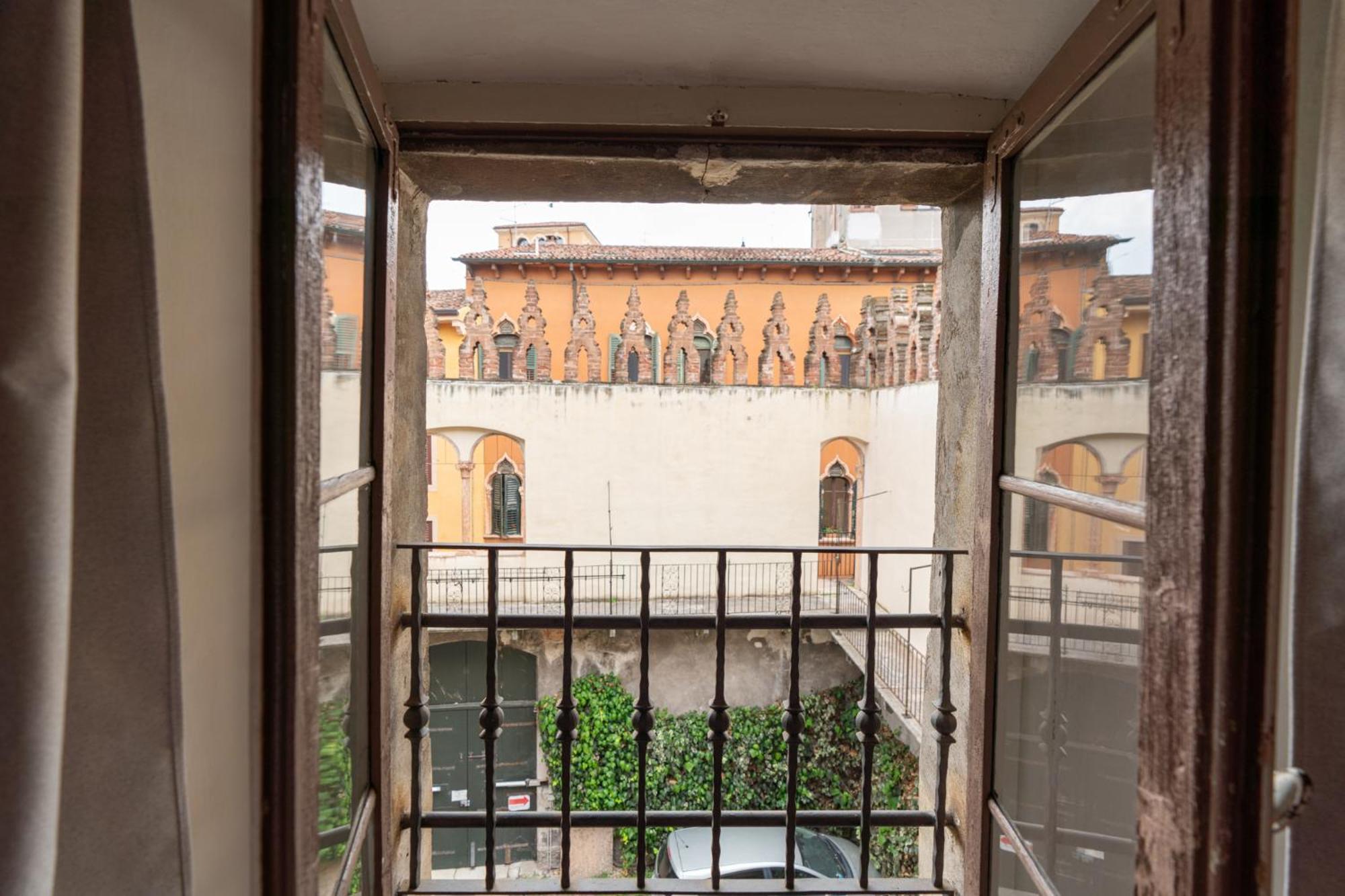 Palazzo Delle Guglie By Postcardsfrom Aparthotel Верона Екстериор снимка