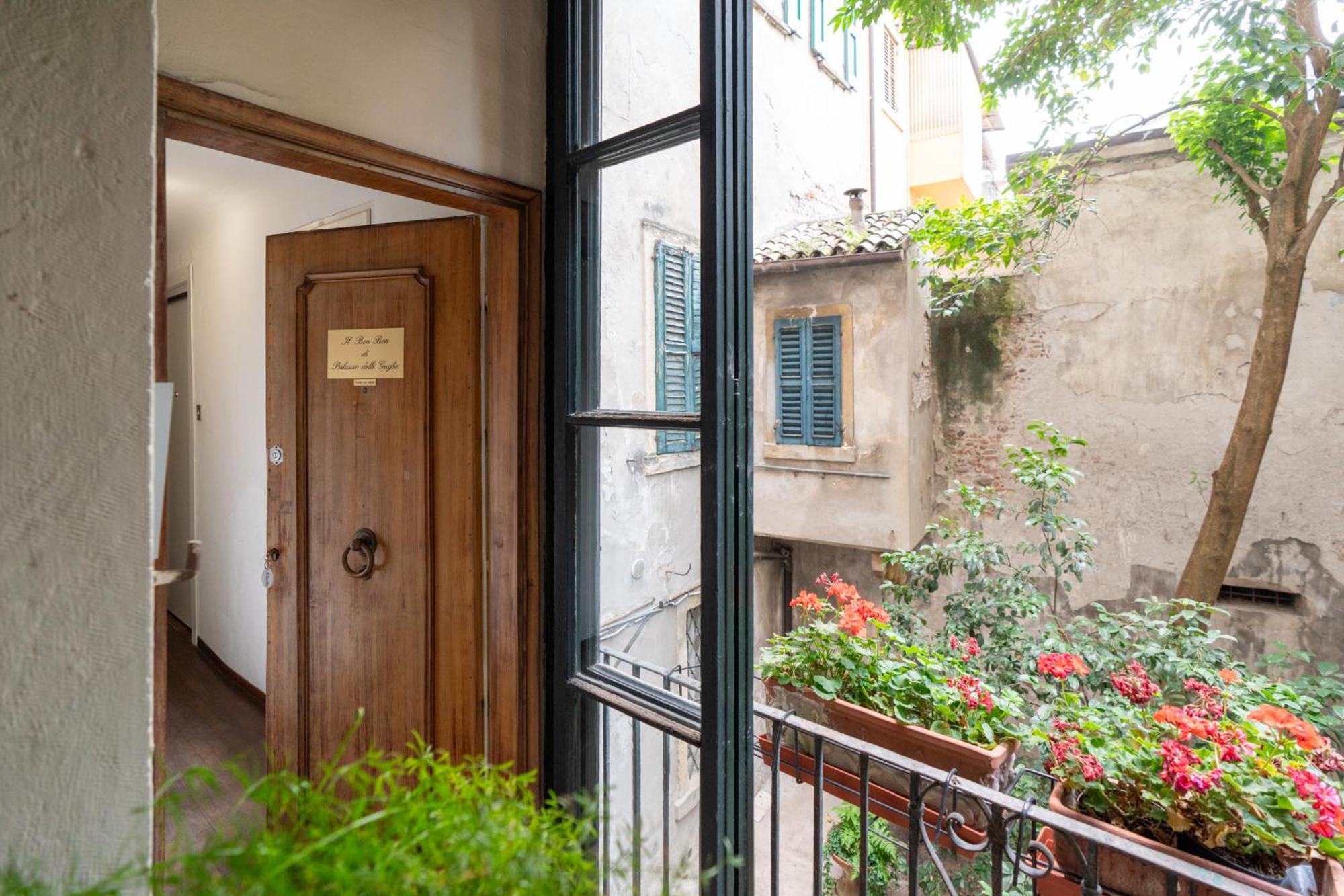 Palazzo Delle Guglie By Postcardsfrom Aparthotel Верона Екстериор снимка